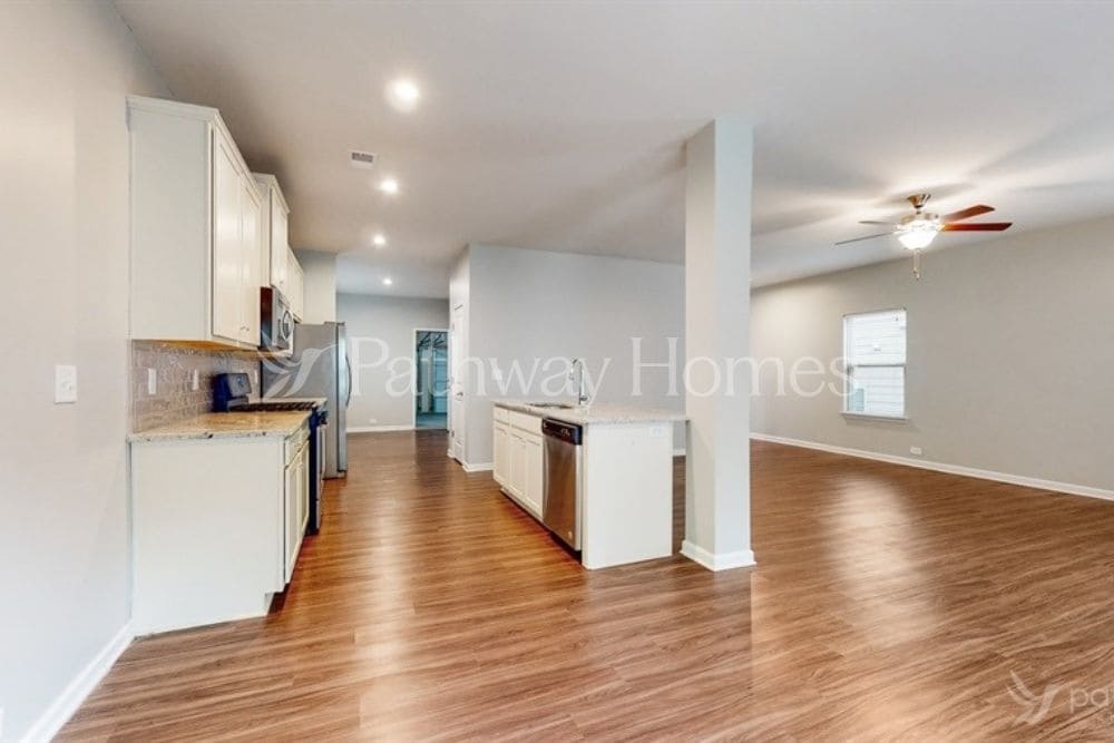 Building Photo - 3950 Lake Manor Way