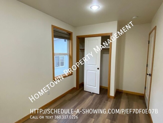 Building Photo - Waterfront Rambler on Pattison Lake! Avail...