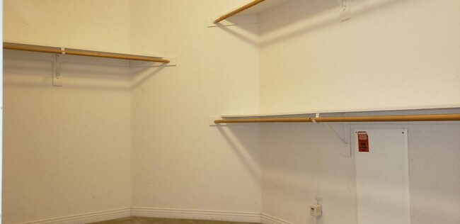 Building Photo - 70 Vía De La Valle