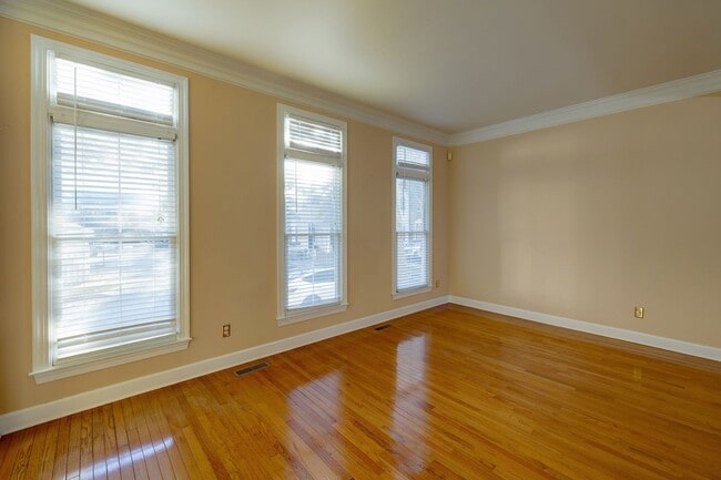 Building Photo - Luxury Townhome in the Heart of the Kentlands