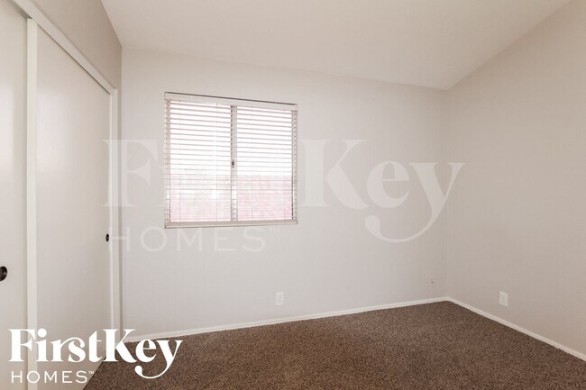 Building Photo - 11220 N 60th Dr