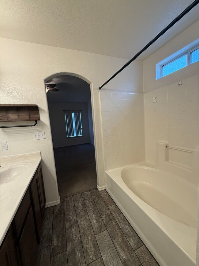 Building Photo - 3BR 2 Ba Beautiful Home at Bullhead Parkway w/3 Door Boat Deep Garage