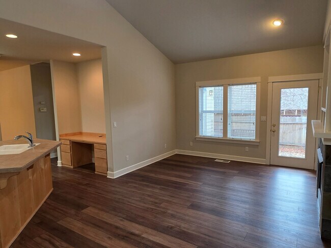 Building Photo - 2423 NW Awbrey Rd