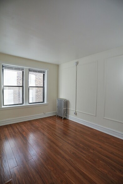 Building Photo - 921 W Agatite Ave