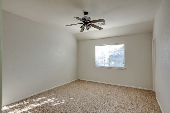 Building Photo - 4 bed Golf community for lease!