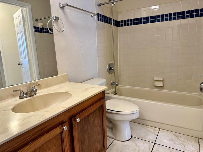 Building Photo - 4010 Versailles Dr