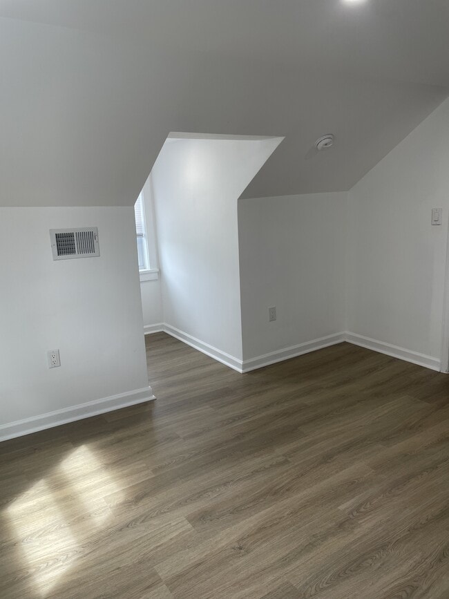 Building Photo - 6906 Kingston Dr