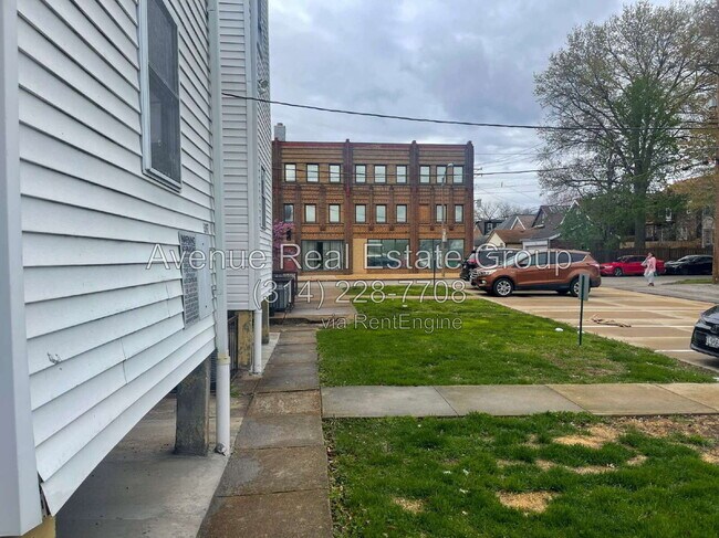 Building Photo - 5067 Chippewa St