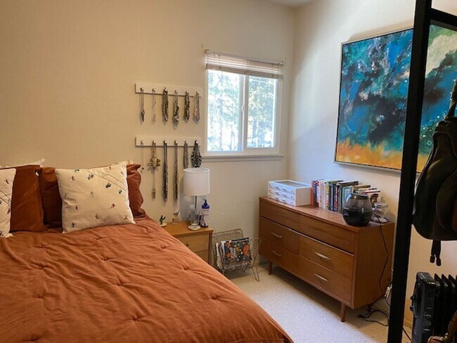 Building Photo - Lovely 3 Bedroom Home with Upgrades Throug...