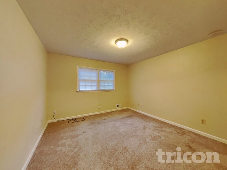 Building Photo - 832 S Deshon Rd