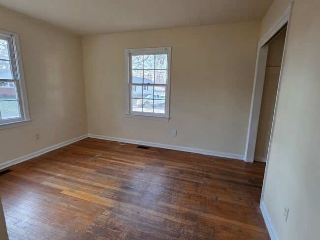 Building Photo - Move In Ready 3bd, 1.5bath Brick Ranch