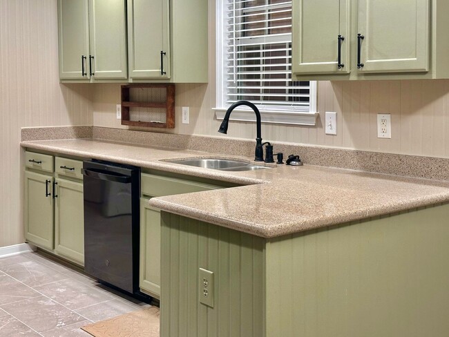 Building Photo - Spacious 3BD/2BA Home in Oak Park | Screened Porch | Large Backyard | 2-Car Garage