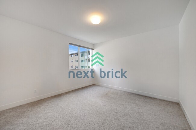 Building Photo - "Spacious 4-Bedroom Seattle Home with 3 Full Baths and 2,420 Sq. Ft. of Comfort!"