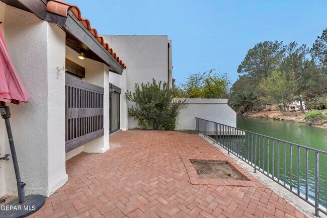 Building Photo - 620 Lakeway Dr
