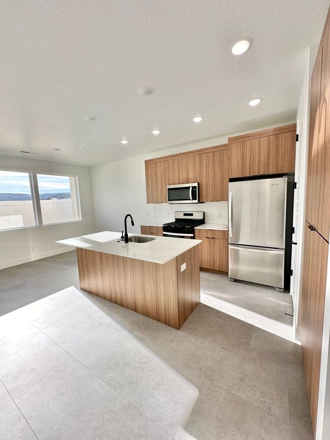 Building Photo - PET FRIENDLY!! HURRICANE TOWNHOME! END UNIT!