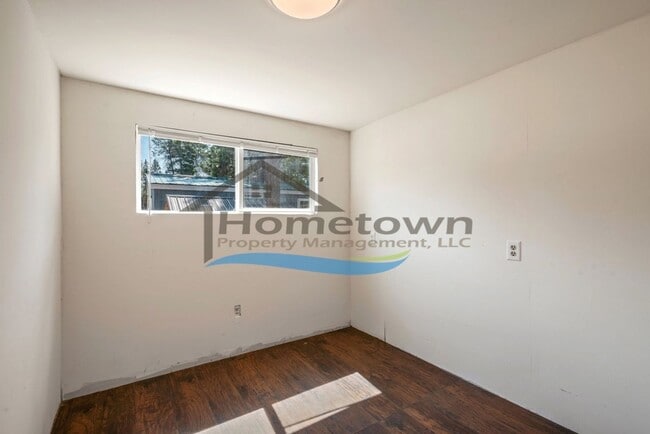 Building Photo - 2 Bedroom 1 Bath Home Available in Sagle's...