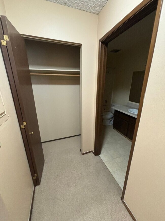 Building Photo - 1 bedroom Condo near Washington Square Mall with seasonal outdoor pool!!