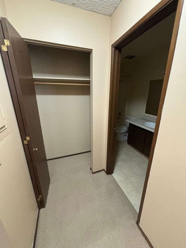 Building Photo - 1 bedroom Condo near Washington Square Mall with seasonal pool