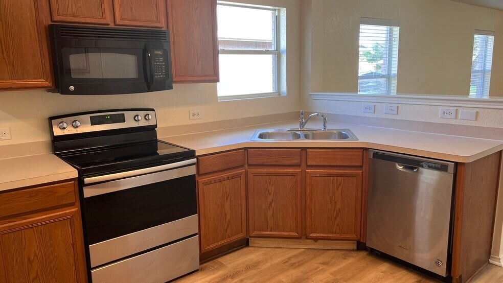 Building Photo - 8911 Valley River Dr