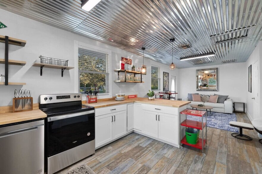 Building Photo - 15100 Sweetwater Ct