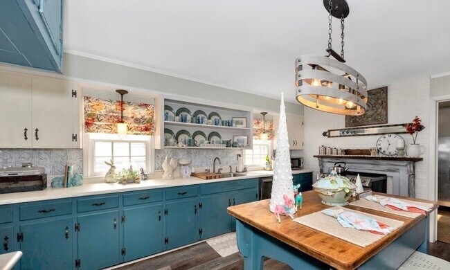 Building Photo - Charming 3 Bedroom, 2 Bathroom Home in Dec...