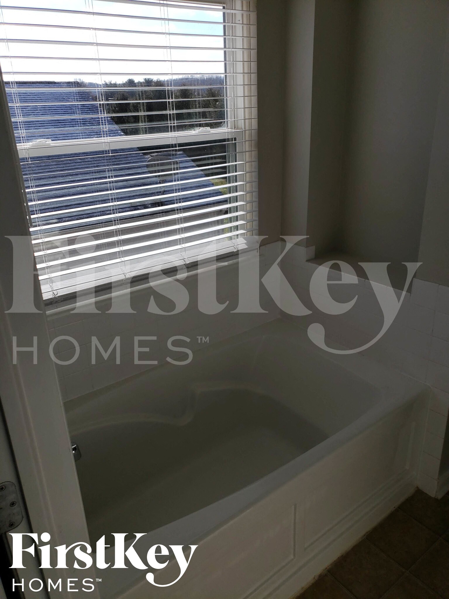 Building Photo - 1527 W Quail Run Dr