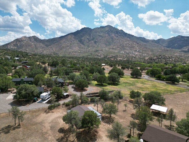 Building Photo - Custom home on 3 acres in Williamson Valley