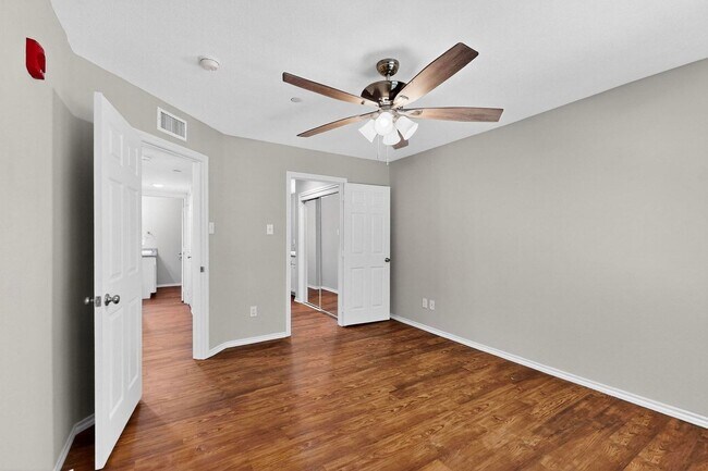 Building Photo - Stylish Upstairs Corner Unit Near Lake Ray Hubbard