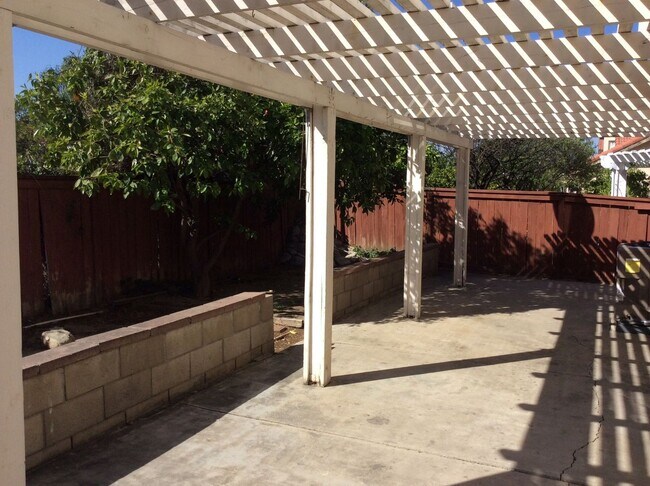 Building Photo - Great 2 story Riverside home!