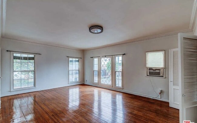 Building Photo - 201 S Doheny Dr