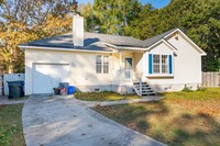 Building Photo - Move In Ready James Island Home off Fort J...