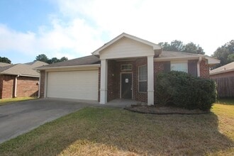 Building Photo - Available! Beautiful 3 bedroom 2 bathroom ...
