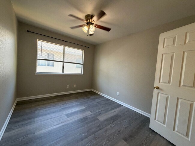 Building Photo - Upstairs 2/1 home in Greenback Estates
