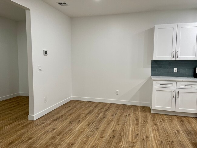 Dining area - 5020 Maltby Rd