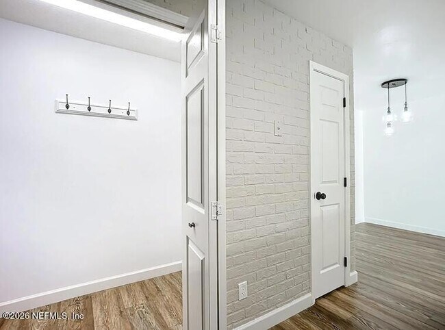 Building Photo - 13715 Richmond Park Dr N