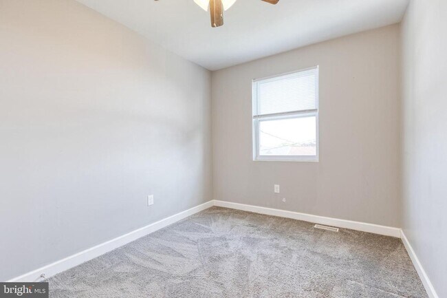 Building Photo - Welcome to this beautifully renovated 4bd 2bth end-of-group townhome in Baltimore!