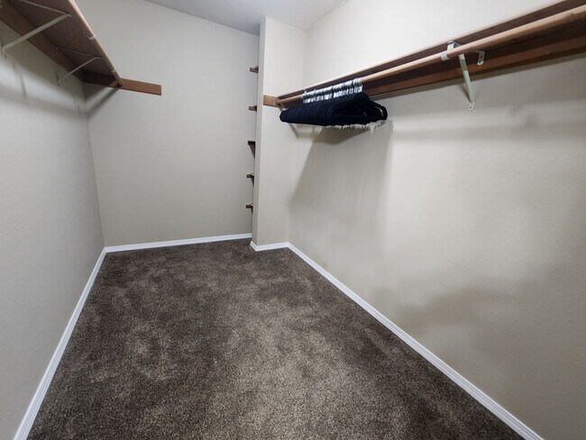 Building Photo - Nice Townhouse Close to Gage