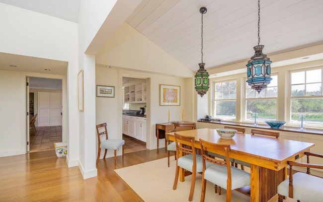 Building Photo - 27 Horseshoe Dr N