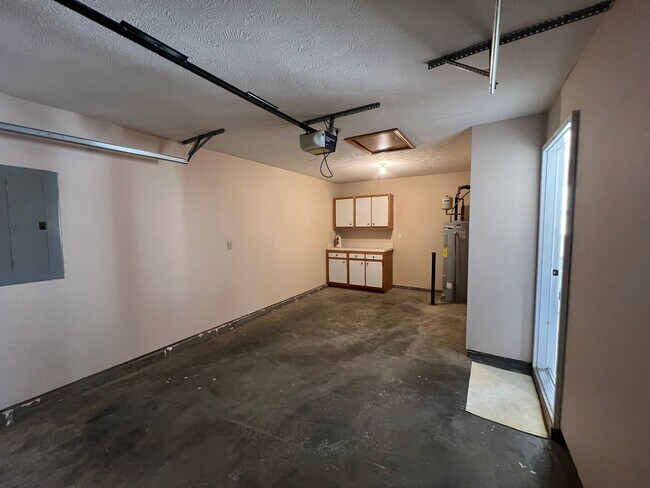 Building Photo - Beautifully updated 3 BR 2 Bath Home in Lavergne - Mowing included!