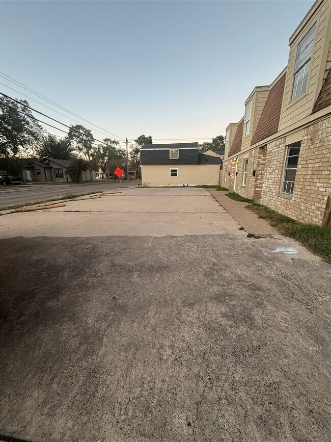 Building Photo - 216 S Pruett St