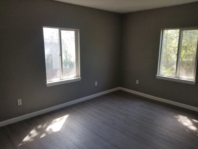 Building Photo - 3 BED 1 BATH HOUSE WITH A FENCED BACKYARD