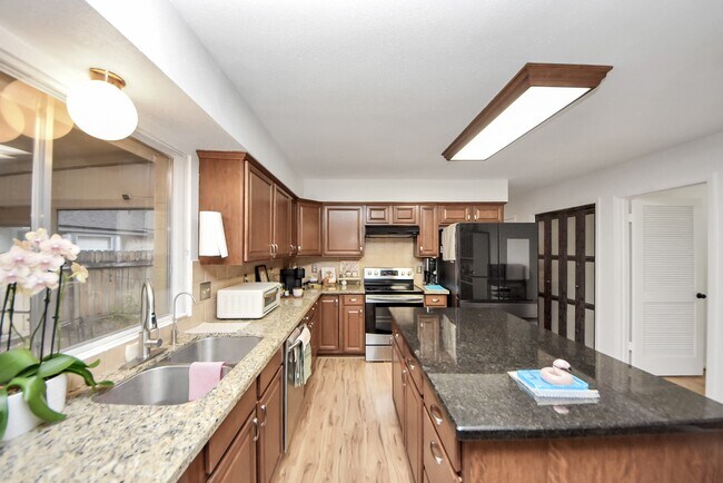 Building Photo - 18 N Deerfoot Cir