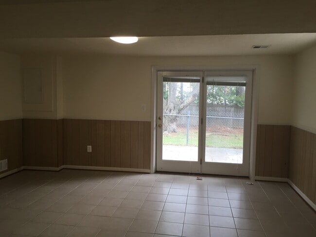 Building Photo - 4 BEDROOM, 3 FULL BATH SINGLE FAMILY HOME ...
