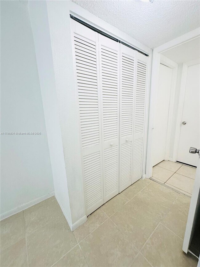 Building Photo - 9350 Fontainebleau Blvd