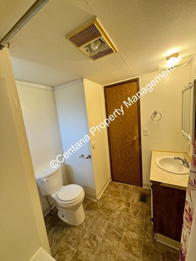 Building Photo - 3 bedroom 2 bathroom mobile home off of Co...
