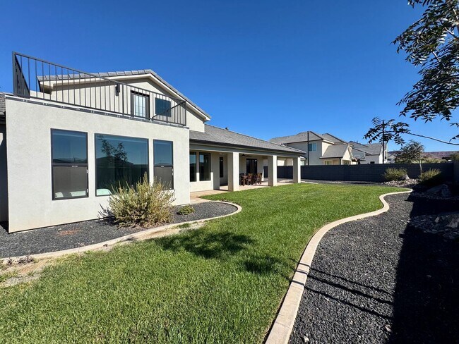 Building Photo - Beautiful Modern 5 Bedroom Furnished Home!!