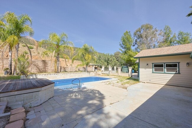 Building Photo - 5BR Home in Ramona Country Estates with Pool & Views