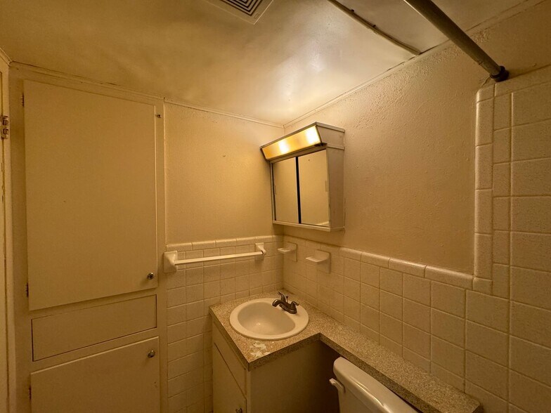 Building Photo - 302 Wolf St