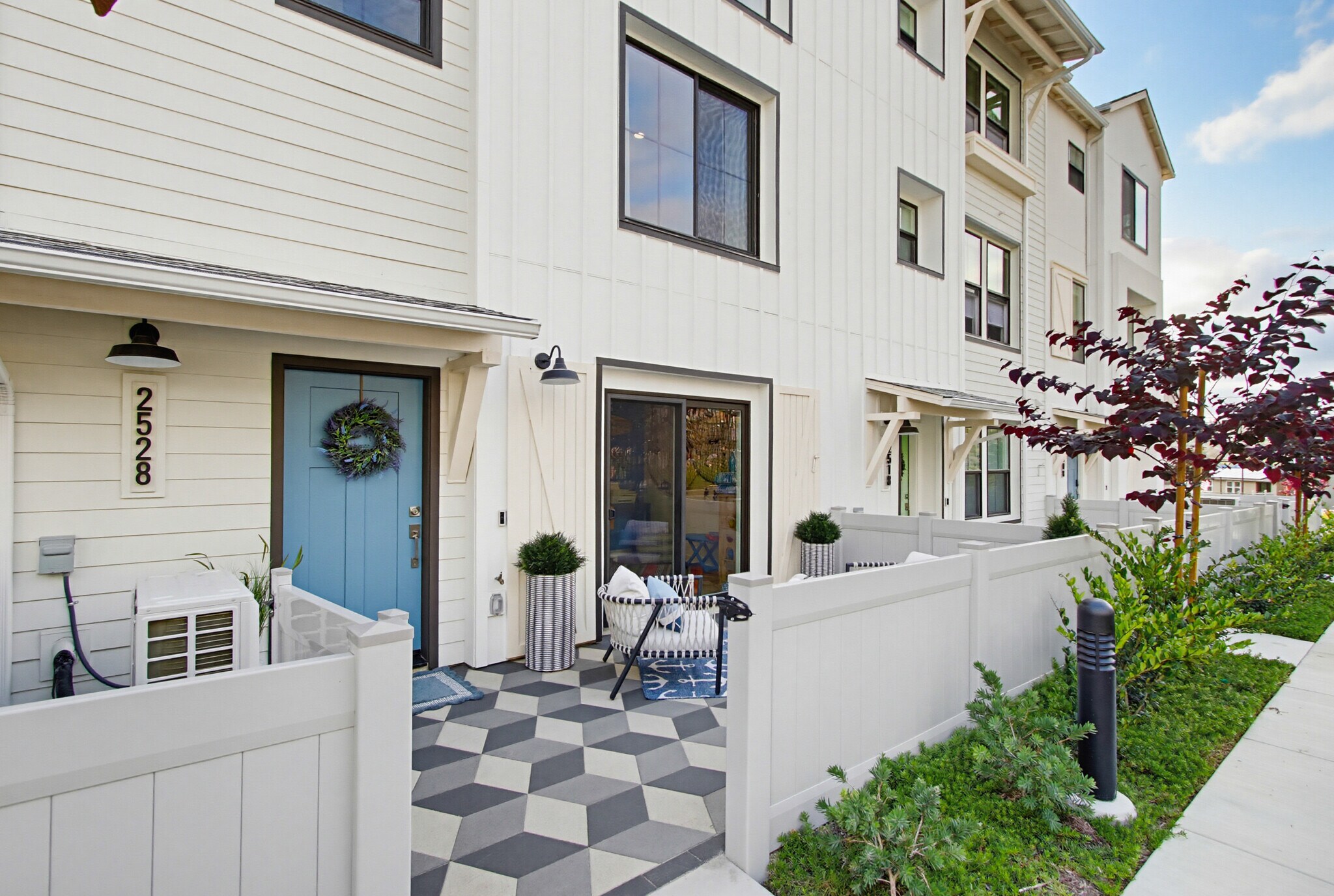 Building Photo - 2528 Delphinium Ln
