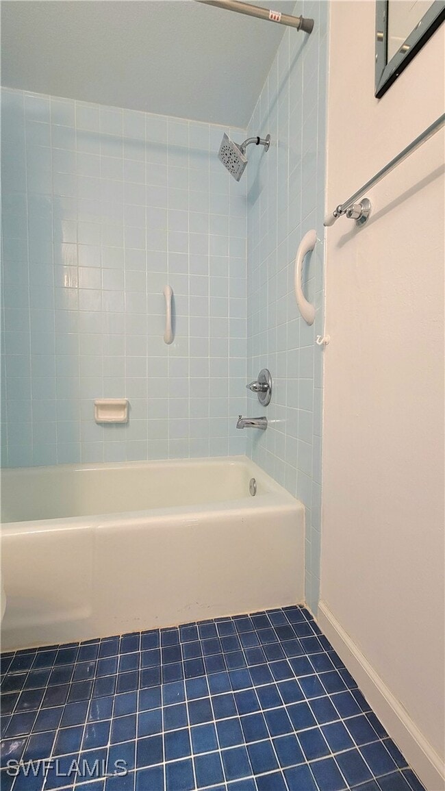 Building Photo - 300 Valley Stream Dr